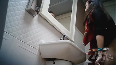 Versteckte Kameraaufnahmen in der Damentoilette (1)