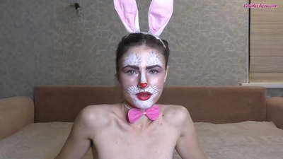 Sexy Bunny saugt sanft den riesigen Schwanz von BFF