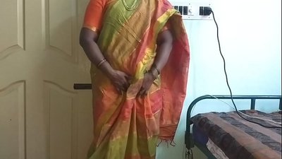 Indische Desi Maid zeigt ihre natürlichen Titten dem Hausbesitzer