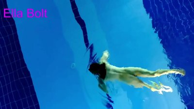 Ich kann nicht aufhören zuzusehen, junge Blondine beim Nacktschwimmen im Pool des ELLA BOLT Resorts erwischt