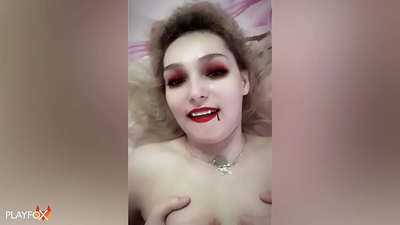 Ivan Helsing fickt eine sexy Vampirin hart und kommt auf ihrem Arsch