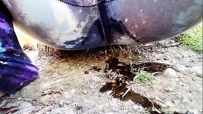 Pissen auf der Straße! Komm und schau LilKiwwiMonster zu, wie sie ihr Höschen nass macht und in den Dreck pinkelt!