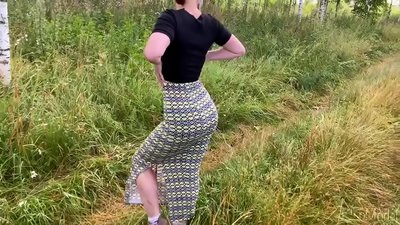 Ehefrau lutscht Schwanz auf der Straße und hat Sex mit Ende auf ihrem Arsch. CleoModel Russischer Porno