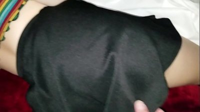 Schlafende jungfräuliche Schulmädchen Schwester bekommt ihren engen Arsch mit ihren Fingern